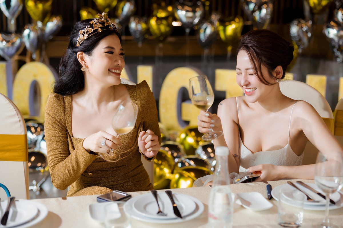 Ngắm loạt hình ảnh diện váy trắng như cô dâu của nàng hot girl 9x, netizen không khỏi trầm trồ, khen ngợi nhan sắc ngày càng thăng hạng của Trâm Anh.