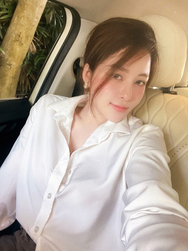 Bên cạnh những lần lên đồ lồng lộn đi dự tiệc, hot girl Trâm Anh không ít lần nhận chỉ trích từ dân mạng vì lối ăn mặc hớ hênh, không phù hợp hoàn cảnh.