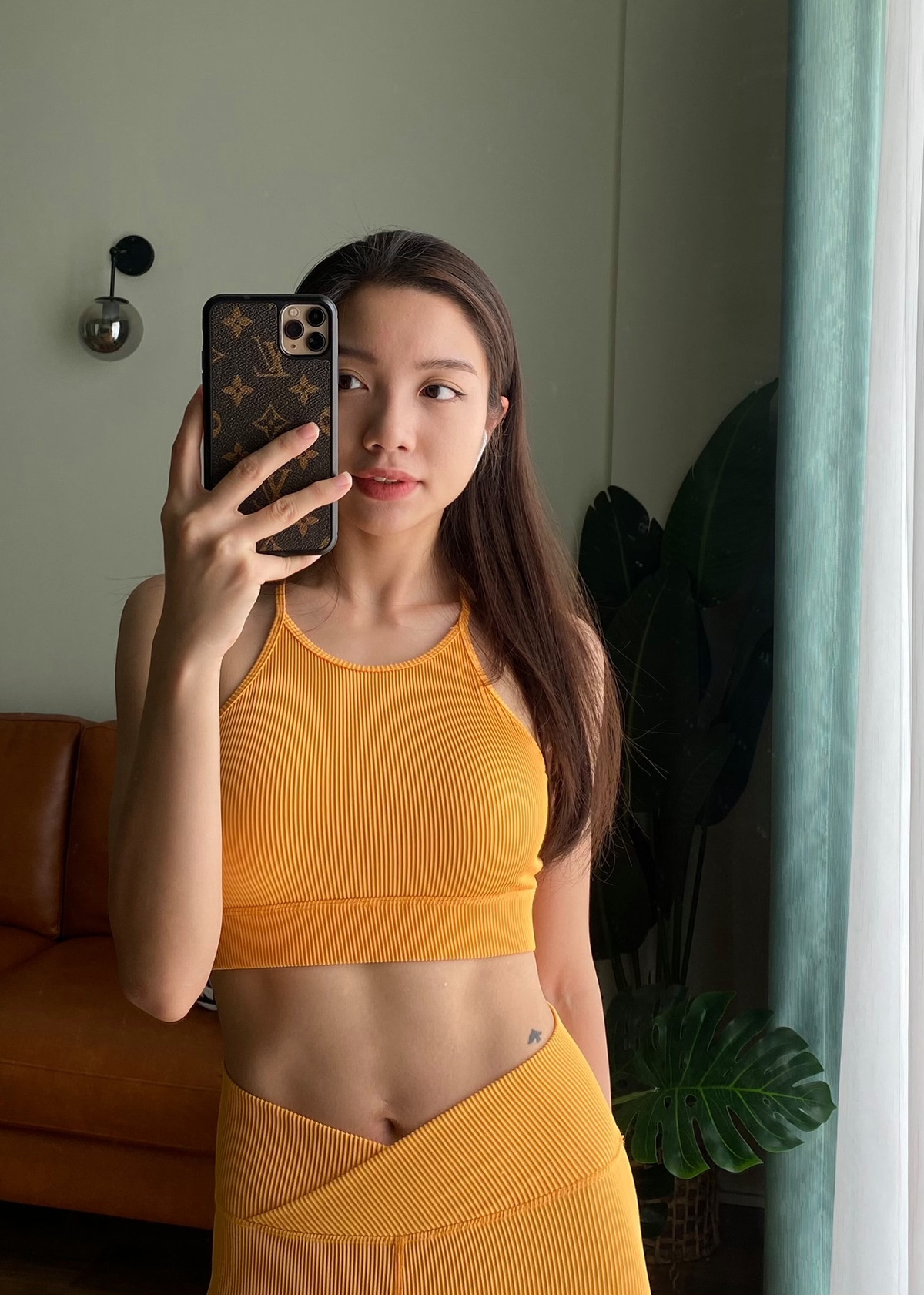 Vòng eo phẳng lỳ, rãnh bụng quyến rũ của hot girl Trinh Võ khiến bao người mơ ước.