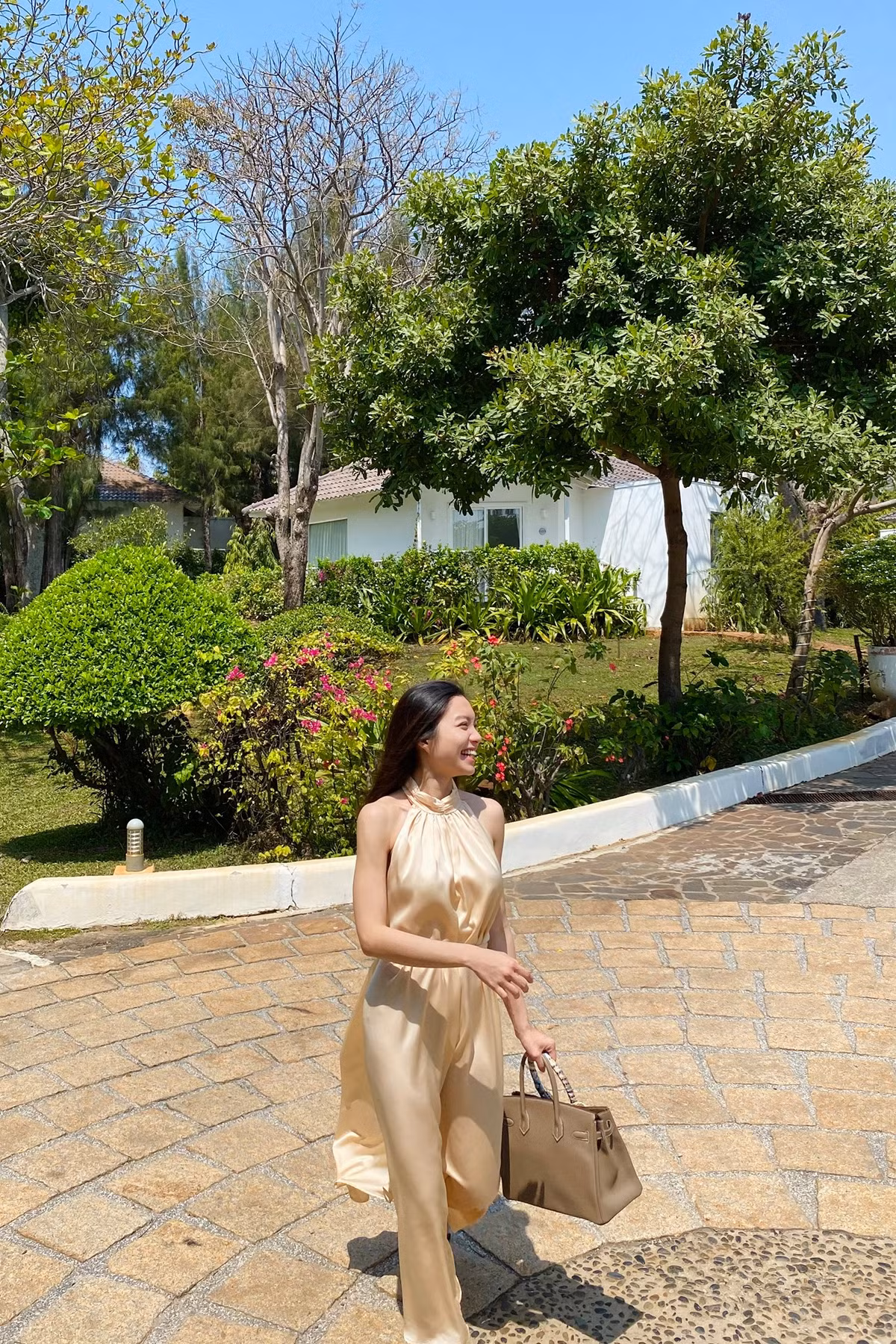 Nàng tiếp viên hàng không mặt xinh dáng chuẩn nhờ tập yoga mọi lúc mọi nơi.