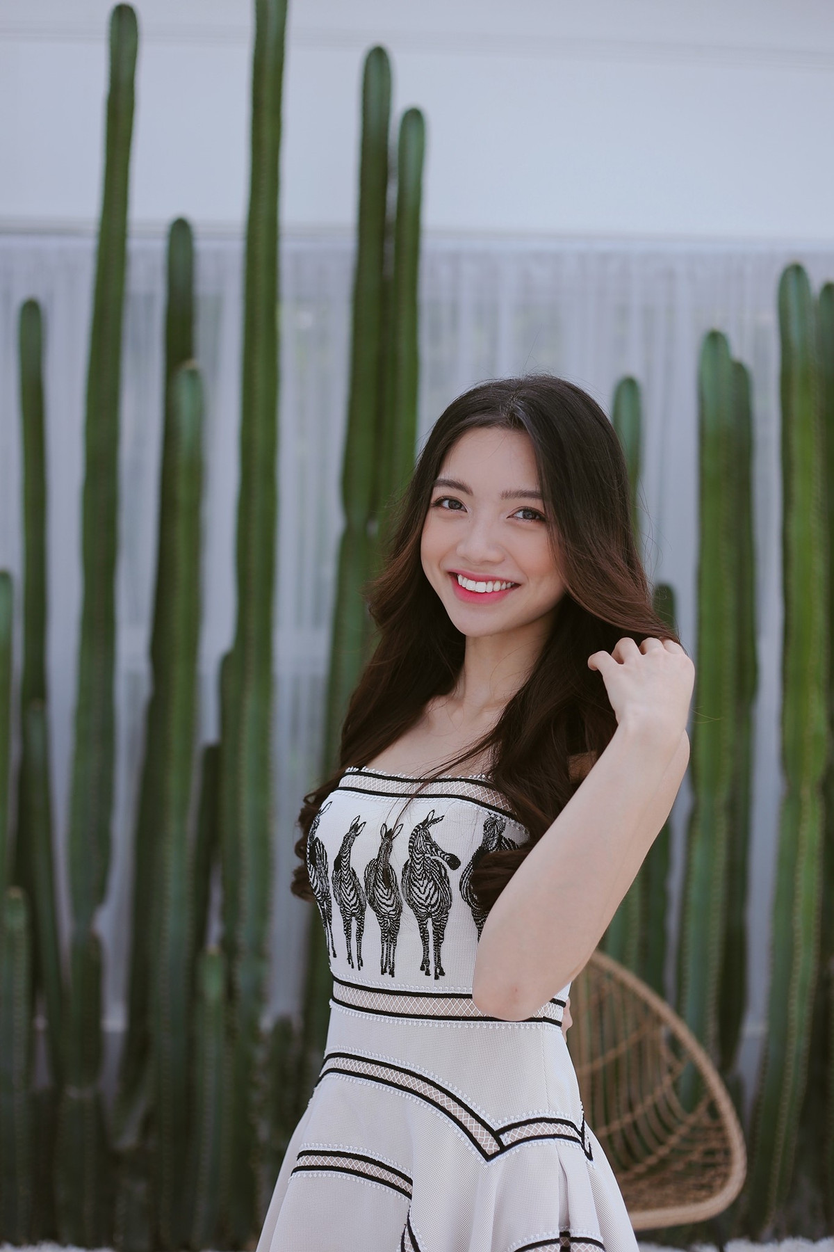 Xuất thân là một sinh viên Nhạc Viện TP HCM, sở hữu ngoại hình xinh đẹp với gương mặt thanh tú, Trinh có duyên đến với ngành hàng không Việt Nam.