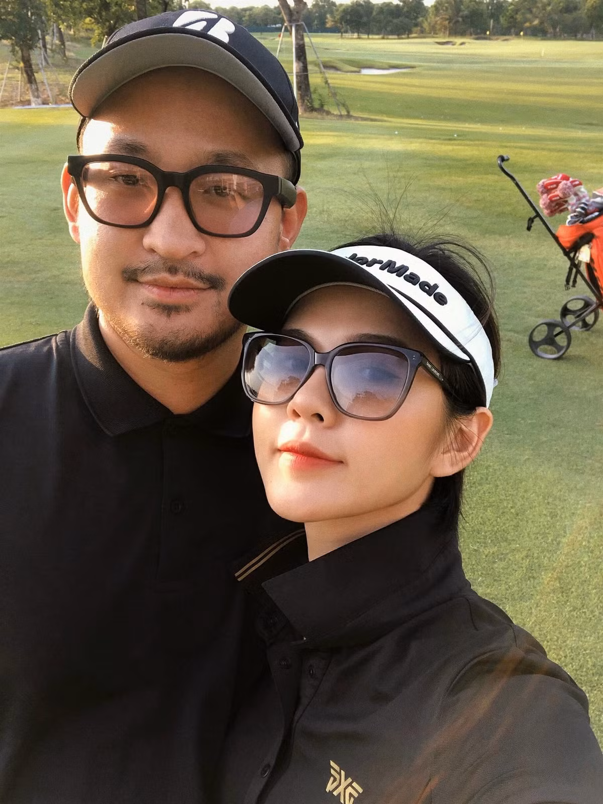 Chia sẻ về chồng CEO, nữ MC từng cho hay cô vốn thích mẫu bạn trai là kiểu "bad boy" nhưng chồng cô lại khác hoàn toàn. Anh trưởng thành, là chỗ dựa ấm áp cho cô và luôn ủng hộ cô trong công việc, cuộc sống.