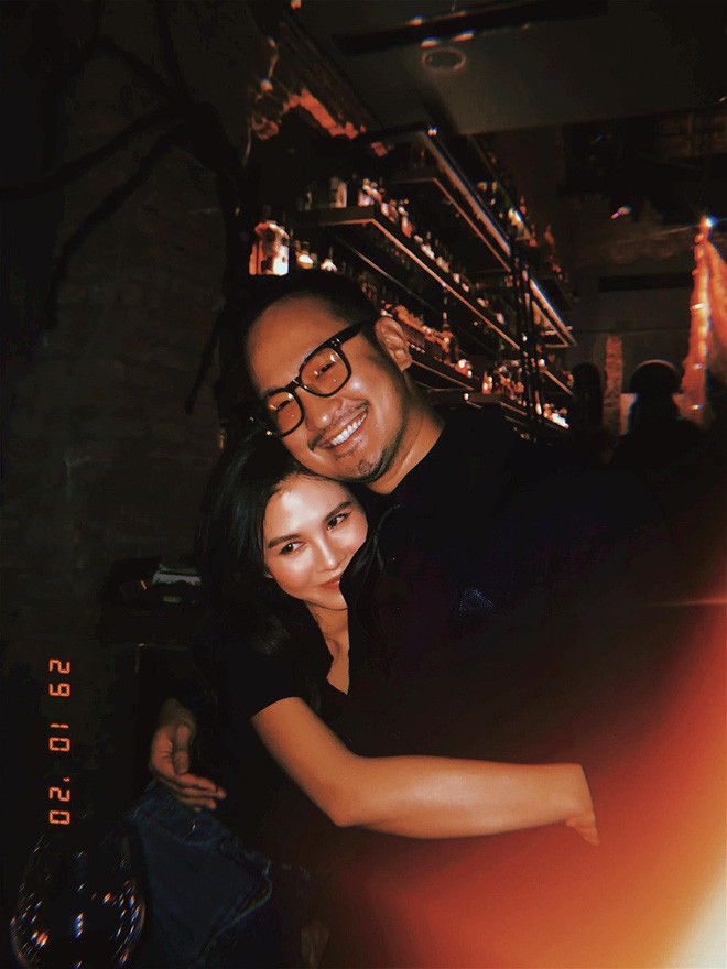 Sau khi lấy chồng, Thu Hoài ngoài công việc còn rất chăm chồng và giữ dáng. Cô nàng cũng thường chia sẻ nhiều khoảnh khắc tình tứ bên ông xã làm hội chị em nổ mắt ghen tị.