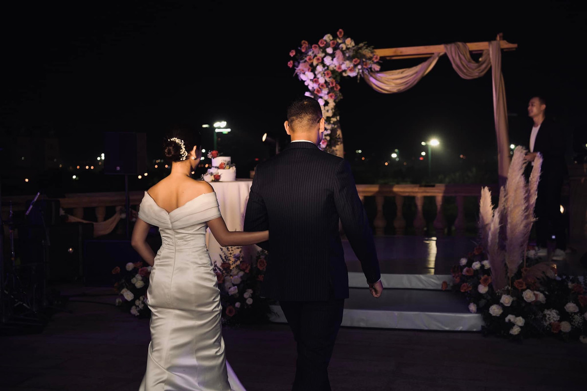 Nữ MC gây chú ý vì câu chuyện ngôn tình với ông xã CEO. Theo đó, Thu Hoài gặp và quen Hoàng Nam trong 1 lần cô đi nhầm sân golf và được ông chủ của sân golf hướng dẫn học chơi bộ môn "quý tộc" này.