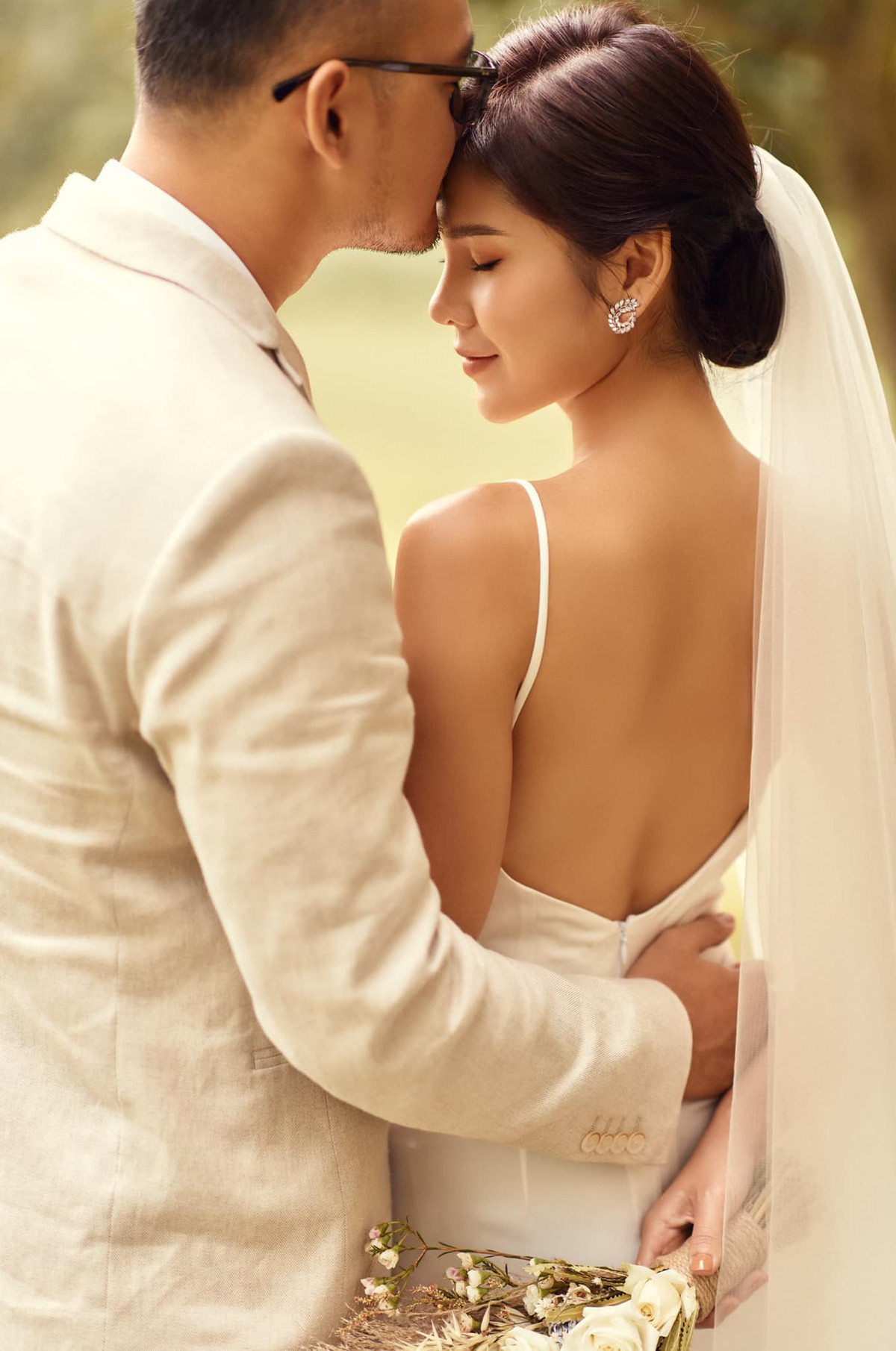 Thu Hoài - Hoàng Nam đã khiến cả cộng đồng mạng phải phát ghen lên vì gần như họ quá hoàn hảo. Nếu như nữ MC là một cô gái xinh đẹp, nóng bỏng, giỏi giang thì bạn trai của đời cô cũng là 1 CEO đẹp trai, có tầm.