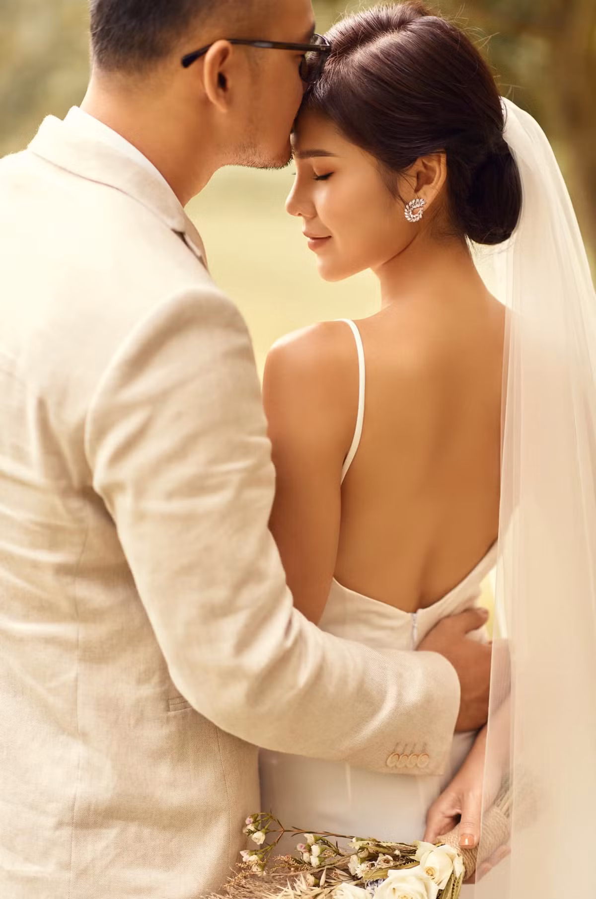 Thu Hoài - Hoàng Nam đã khiến cả cộng đồng mạng phải phát ghen lên vì gần như họ quá hoàn hảo. Nếu như nữ MC là một cô gái xinh đẹp, nóng bỏng, giỏi giang thì bạn trai của đời cô cũng là 1 CEO đẹp trai, có tầm.