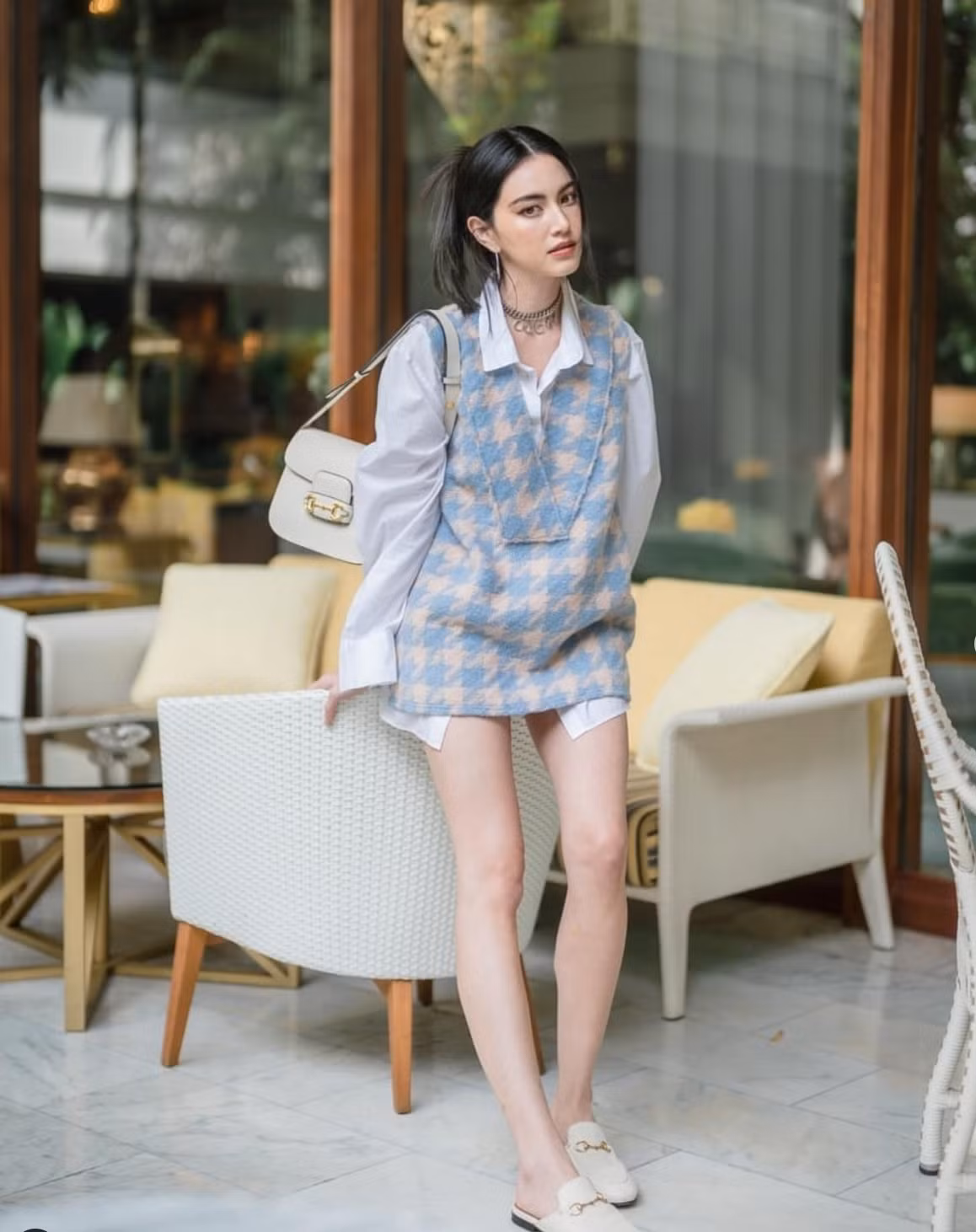 Với sự biến hóa đa dạng trong phong cách thời trang, "Ma nữ" xinh đẹp Mai Davika ngày càng được mọi người yêu thích và đánh giá cao.