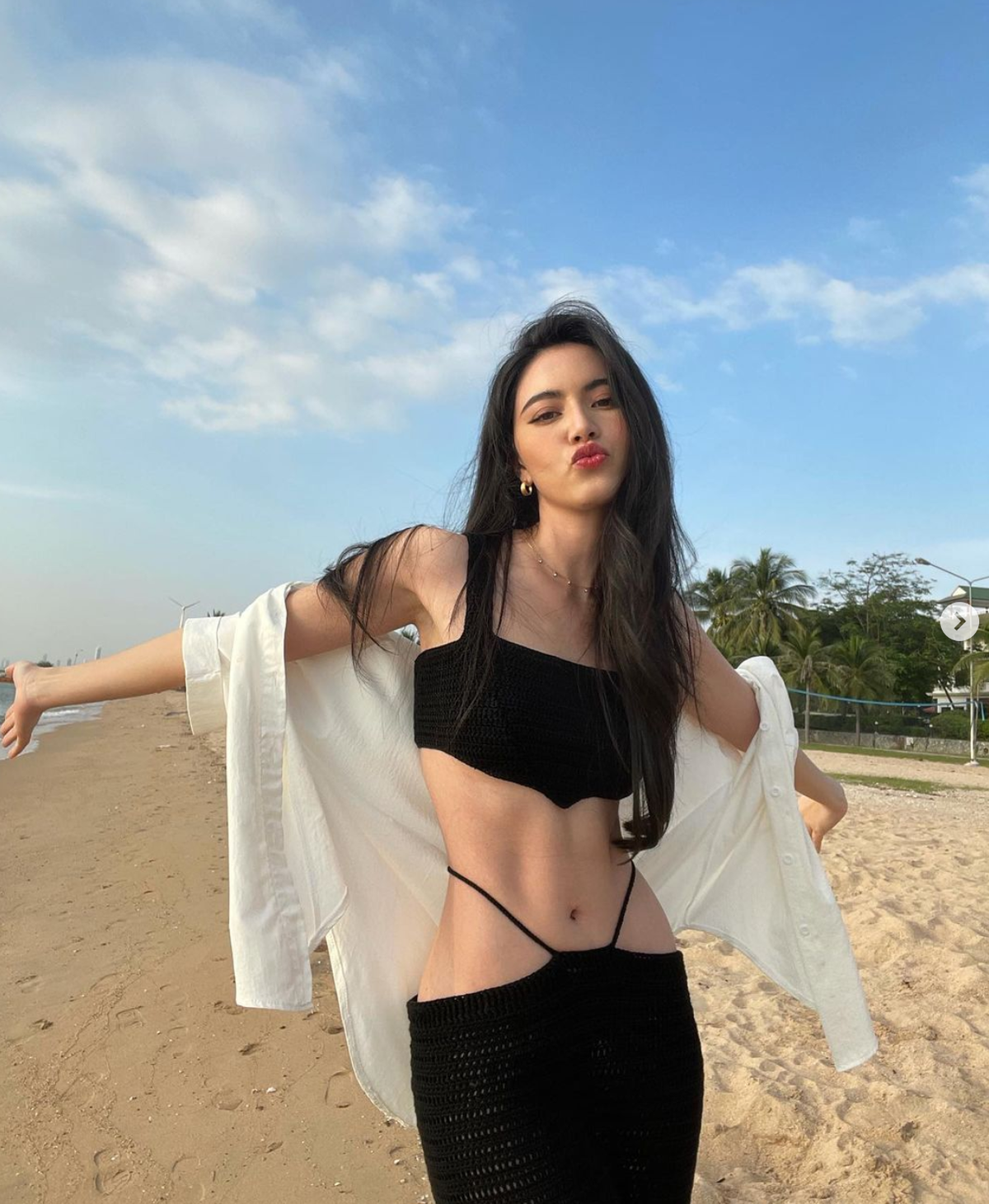 Bộ trang phục được thiết kế khá hiểm hóc, giúp Mai Davika khoe trọn vẹn vòng 2 con kiến khó tin với múi bụng rõ ràng, cùng bờ hông đẹp hoàn hảo.