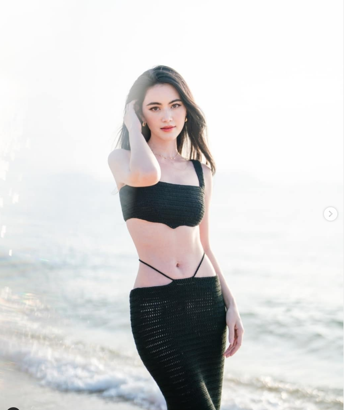 Những hình ảnh diện trang phục nửa kín nửa hở của người đẹp Thái Lan trên bờ biển khiến netizen "xỉu up xỉu down" vì vòng eo 0% mỡ thừa, cực kỳ săn chắc và gợi cảm.