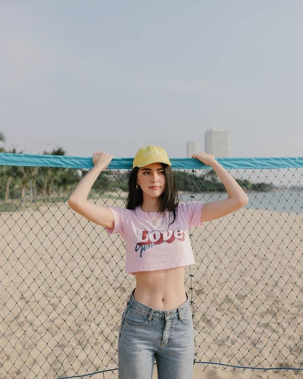 Mai Davika tên thật là Davika Hoorne, sinh năm 1992, mang hai dòng máu Thái Lan và Bỉ.