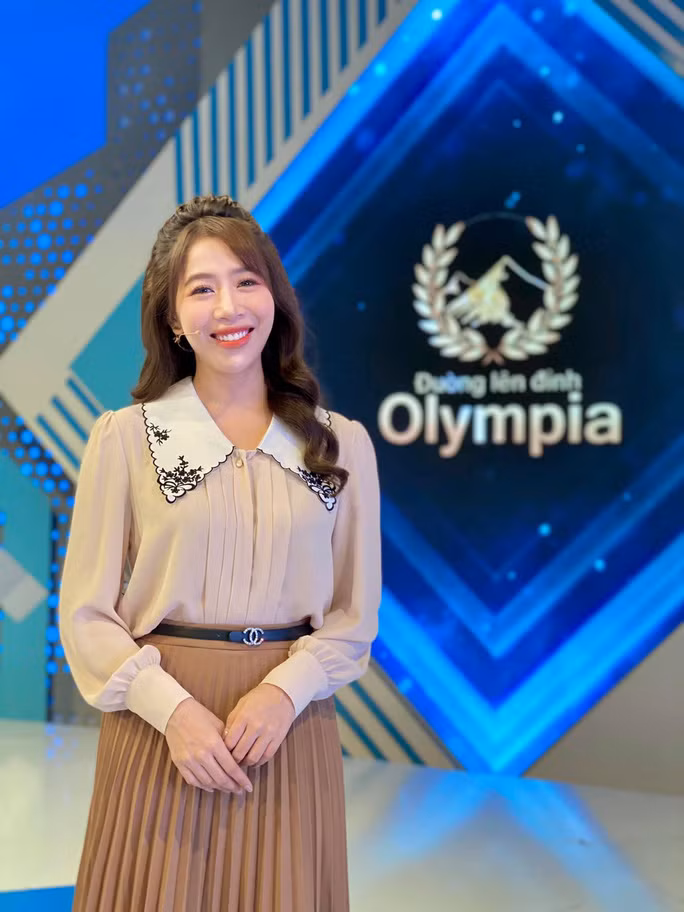 Khoảnh khắc đi chơi xa của MC Diệp Chi nhanh chóng thu hút lượng tương tác lớn, nhiều người cũng tinh ý nhận ra trông Diệp Chi có phần khác lạ, cô nhẹ nhàng, trẻ và thư thả hơn khi dẫn chương trình.