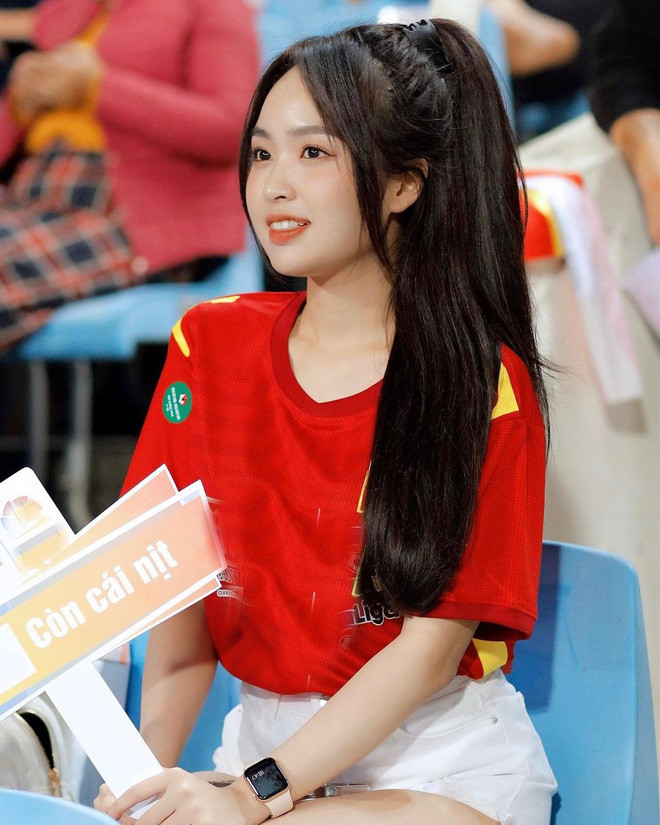 Không chỉ bị chỉ trích vì hành động thiếu ý thức đó, Trâm Anh và Phương Anh còn bị cư dân mạng chỉ trích khắp nơi. Lý do là vì netizen lại phát hiện ra 2 hot girl thị phi mặc áo, cầm bảng hashtag ngang nhiên PR cho app cờ bạc.