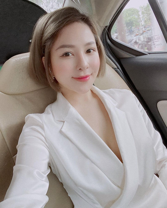 Sự xuất hiện của hai nàng hot girl thị phi Trâm Anh và Phương Anh trên SVĐ Mỹ Đình vừa qua đã làm cộng đồng mạng bàn tán không ngớt.