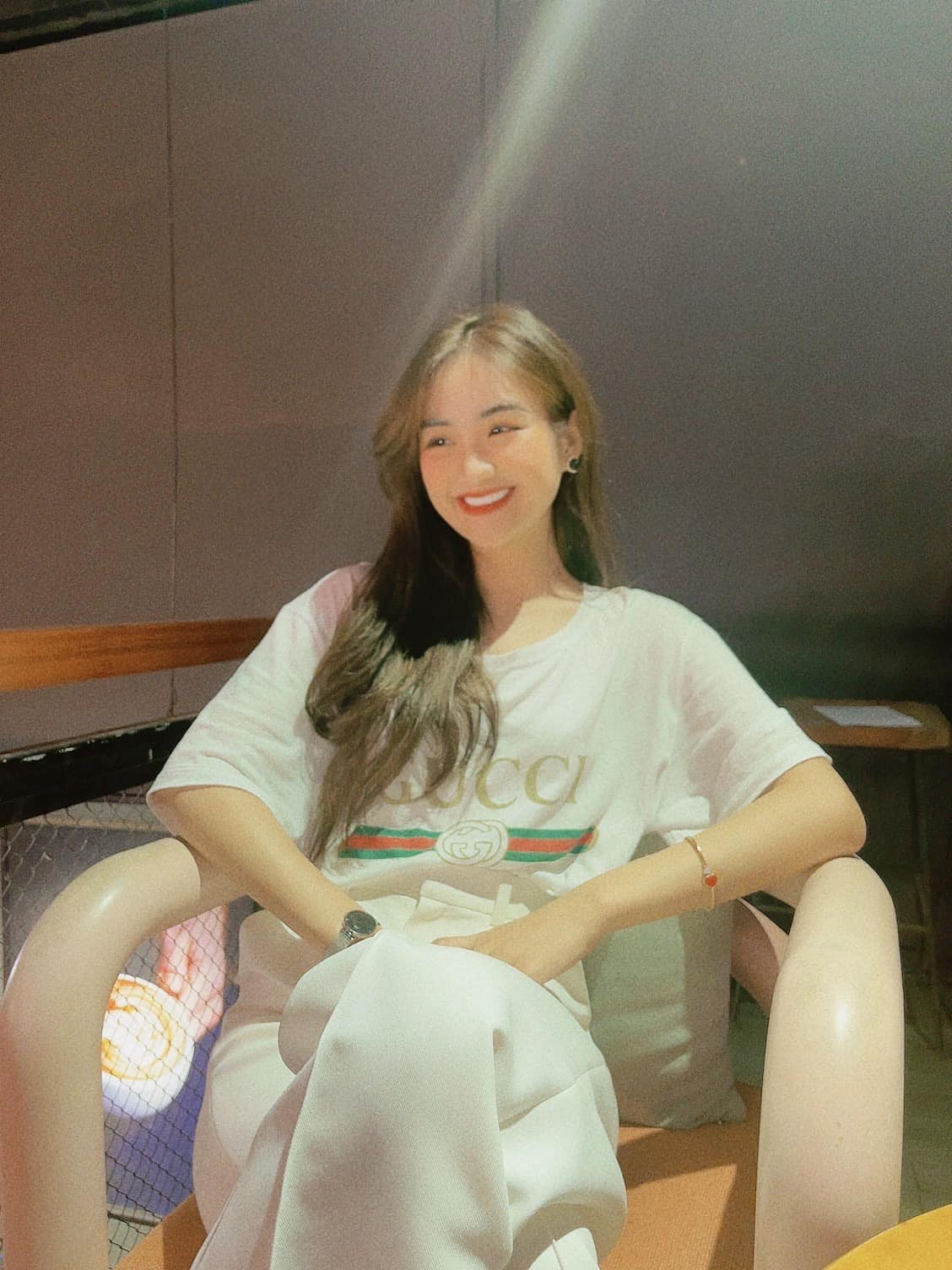 Minh Anh đã tốt nghiệp Đại học Công nghệ TP HCM. Hiện tại, cô gái 22 tuổi là Giám đốc đối ngoại Quỹ bảo tồn văn hóa thổ cẩm Việt Nam do một công ty thành lập tại TP HCM.