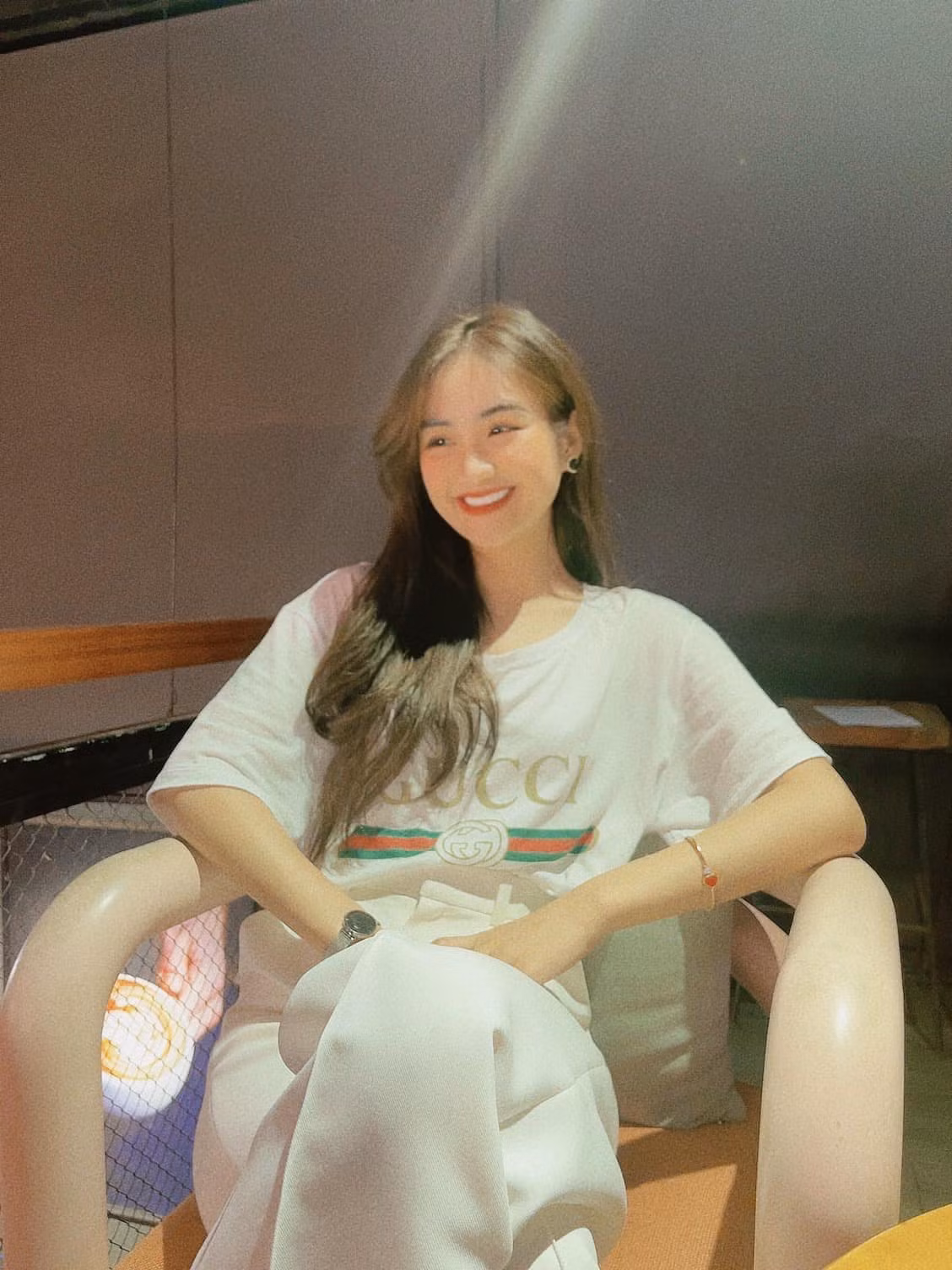 Minh Anh đã tốt nghiệp Đại học Công nghệ TP HCM. Hiện tại, cô gái 22 tuổi là Giám đốc đối ngoại Quỹ bảo tồn văn hóa thổ cẩm Việt Nam do một công ty thành lập tại TP HCM.