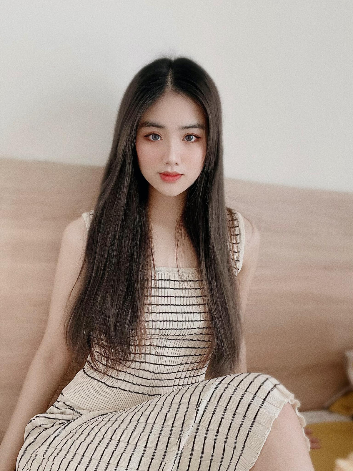 Minh Anh sở hữu gương mặt xinh xắn, trong sáng, thu hút ánh nhìn của người đối diện.