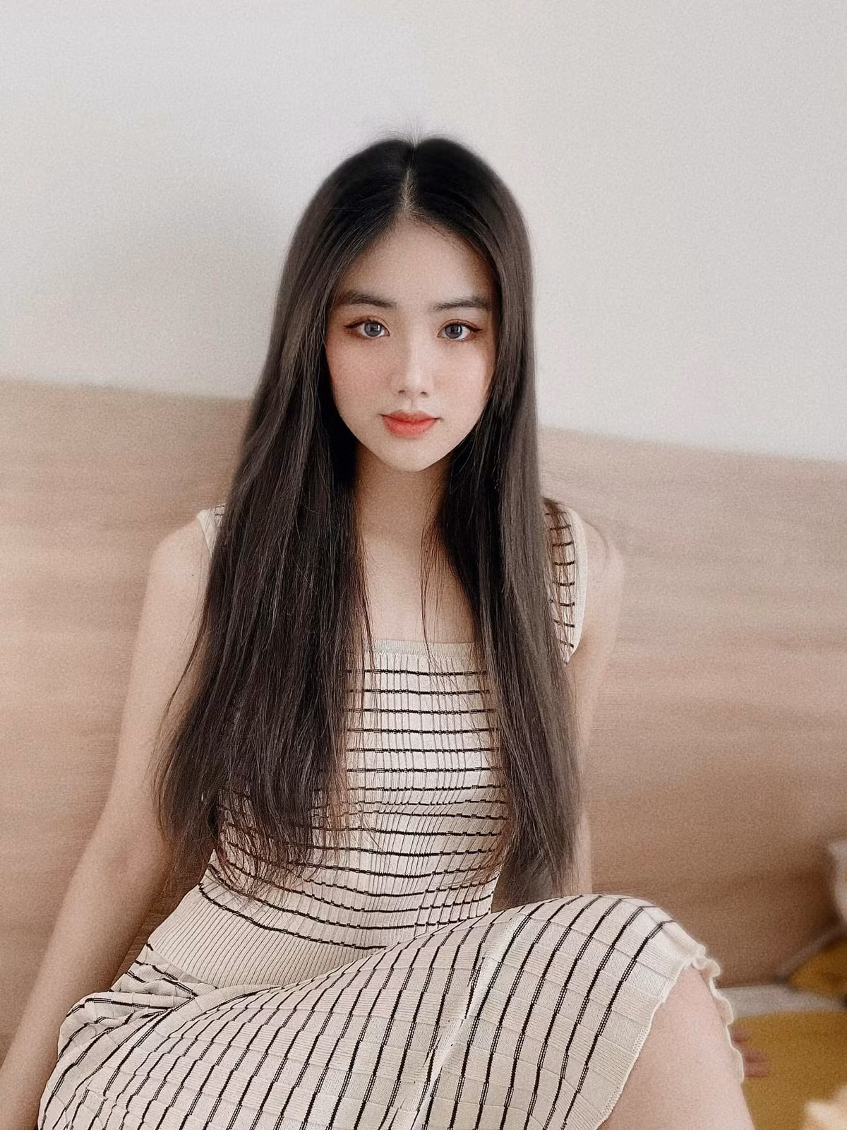 Minh Anh sở hữu gương mặt xinh xắn, trong sáng, thu hút ánh nhìn của người đối diện.