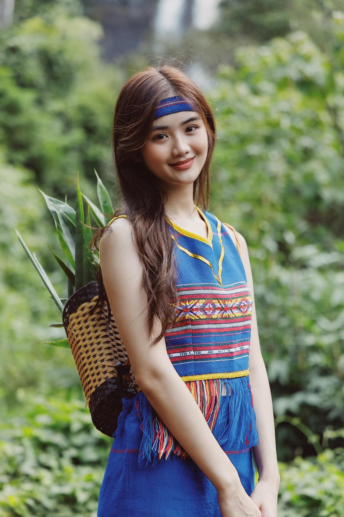 Bộ ảnh Minh Anh mặc trang phục truyền thống của đồng bào dân tộc thiểu số ở Tây Nguyên khiến cư dân mạng yêu thích nhờ vẻ đẹp mộc mạc mà cuốn hút.