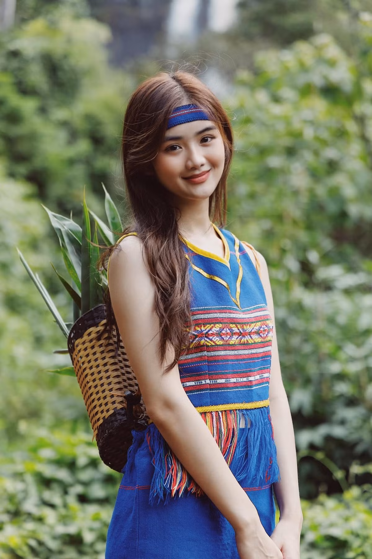 Bộ ảnh Minh Anh mặc trang phục truyền thống của đồng bào dân tộc thiểu số ở Tây Nguyên khiến cư dân mạng yêu thích nhờ vẻ đẹp mộc mạc mà cuốn hút.