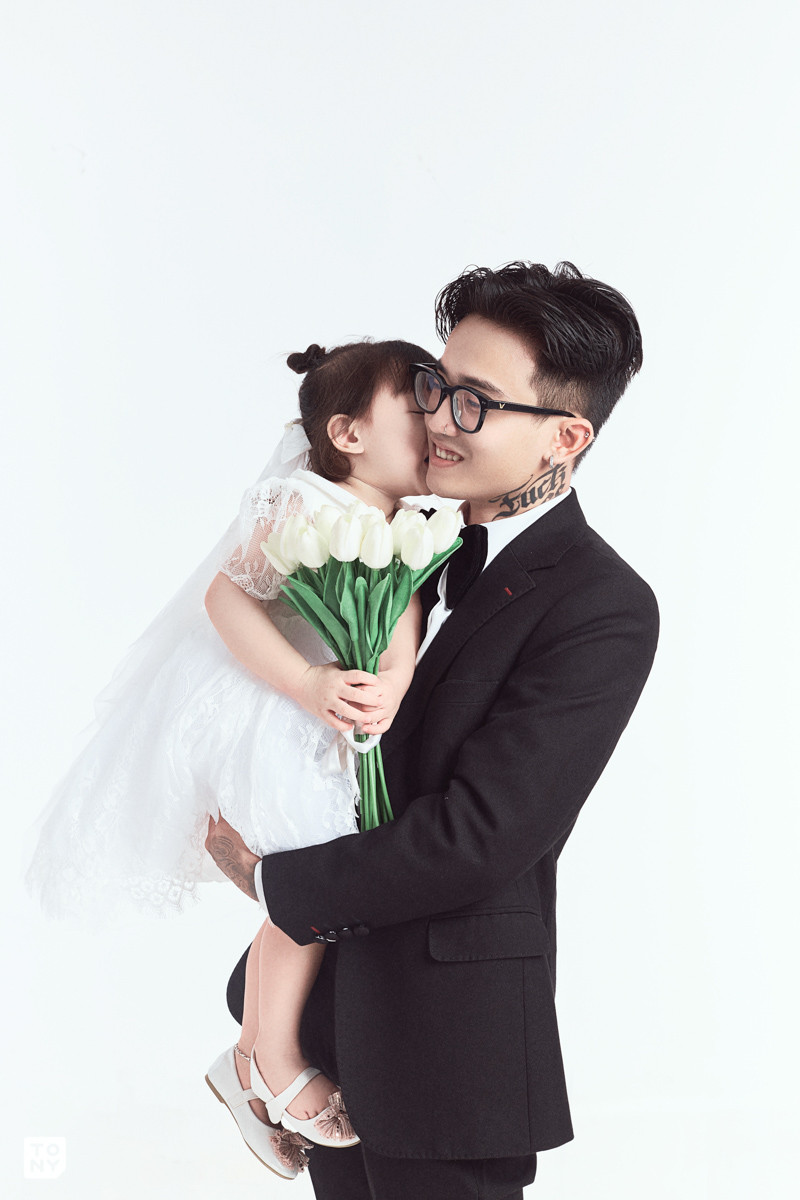 Vừa làm bố, vừa làm mẹ, người đàn ông này đã phải hi sinh rất nhiều để chăm sóc con được chu đáo. Ảnh: Tony Wedding