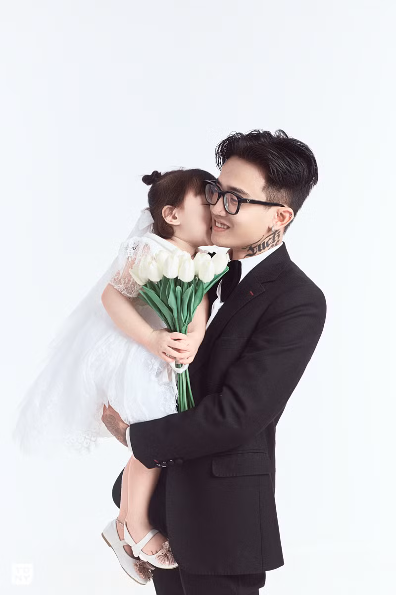 Vừa làm bố, vừa làm mẹ, người đàn ông này đã phải hi sinh rất nhiều để chăm sóc con được chu đáo. Ảnh: Tony Wedding