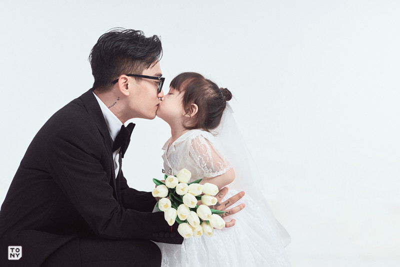 Cô bé cũng rất hạnh phúc khi có bố bên cạnh.