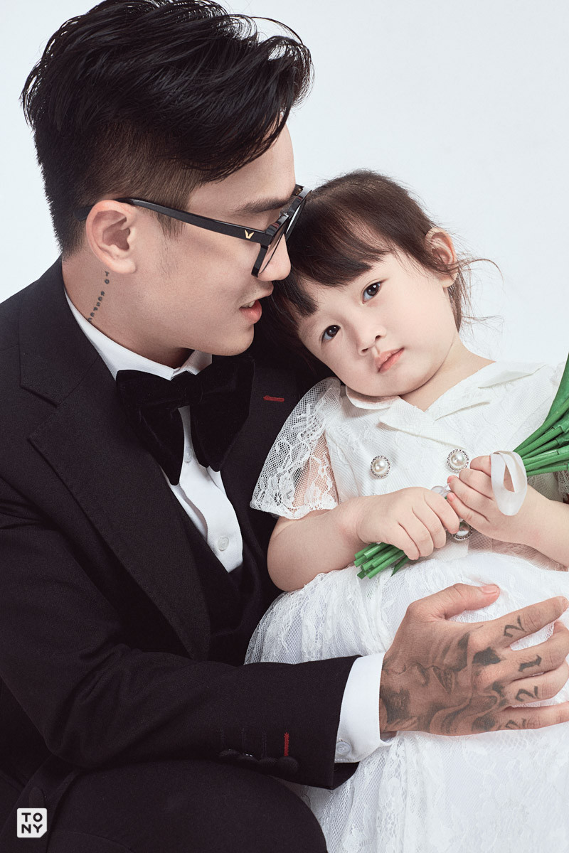 Hai bố con không ngại ngần thể hiện tình cảm với đối phương.