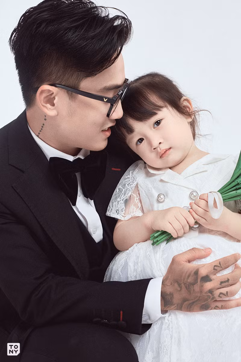 Hai bố con không ngại ngần thể hiện tình cảm với đối phương.