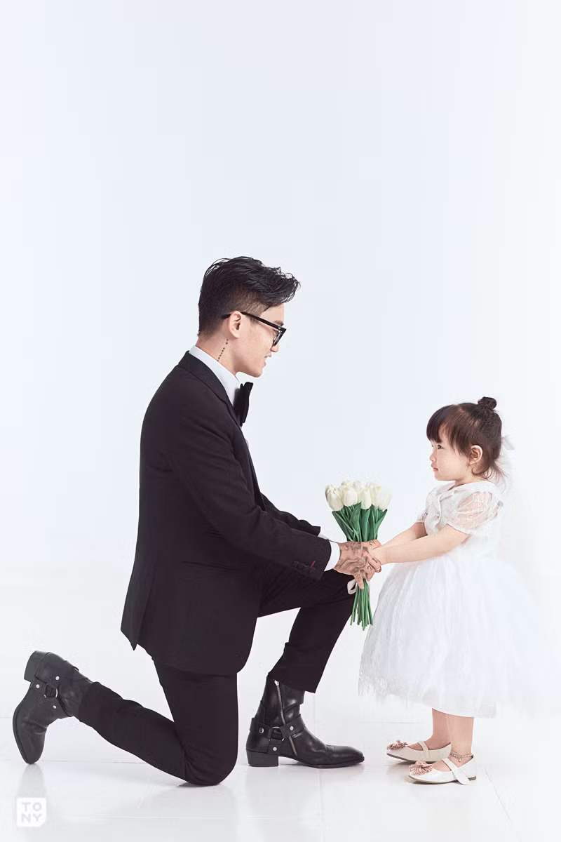 Trong mọi khoảnh khắc, ông bố trẻ không ngừng chiều chuộng con gái, thể hiện tình cảm yêu thương khiến netizen vô cùng cảm động.