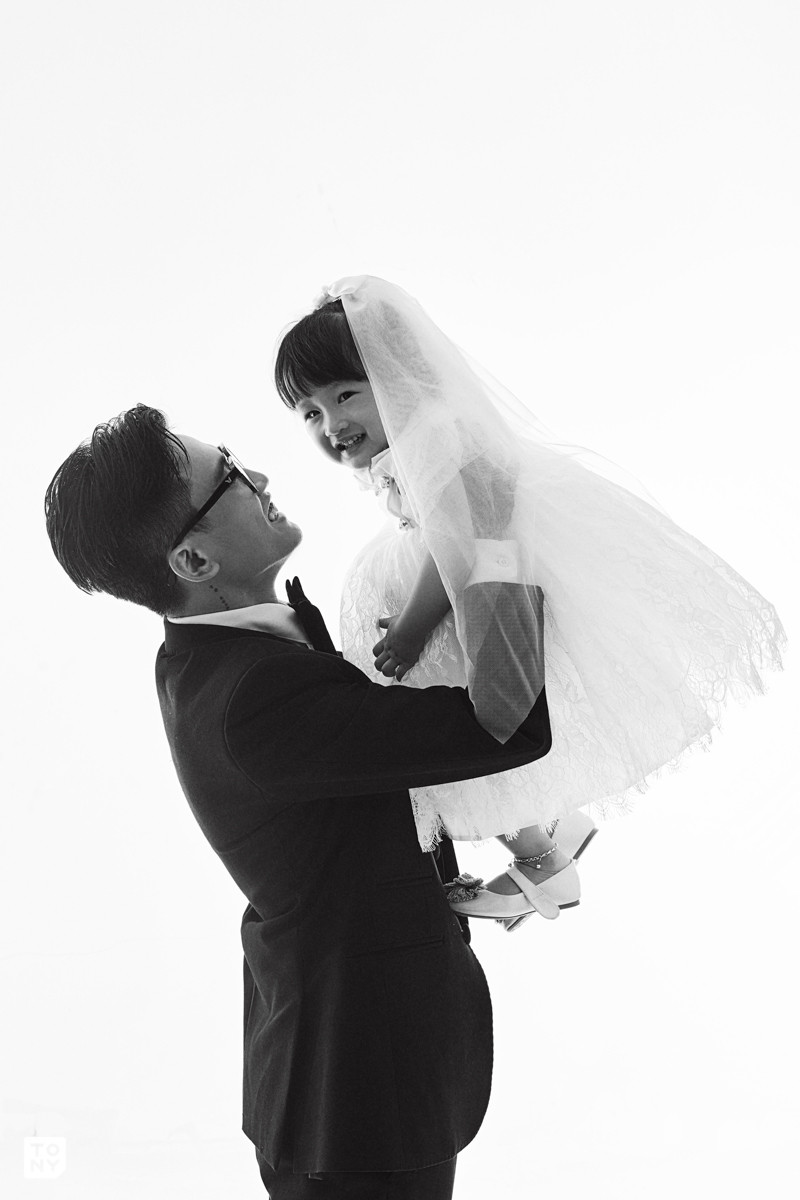 Mới đây, MXH chia sẻ nhiều bộ ảnh cưới của bố đơn thân và con gái nhỏ cực đáng yêu và tình cảm.