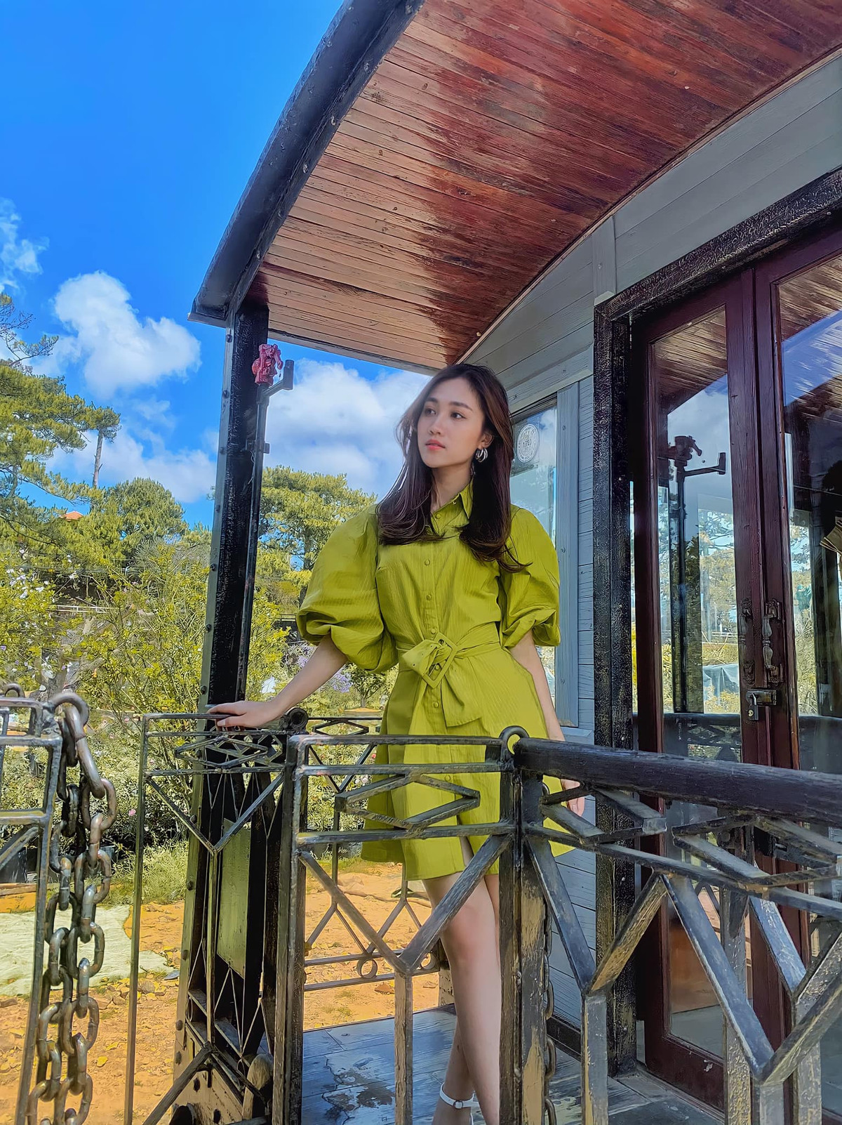 Ngoài nội dung "cực mặn" trên TikTok, netizen còn dành sự quan tâm đặc biệt đến nữ MC Tú Uyên.