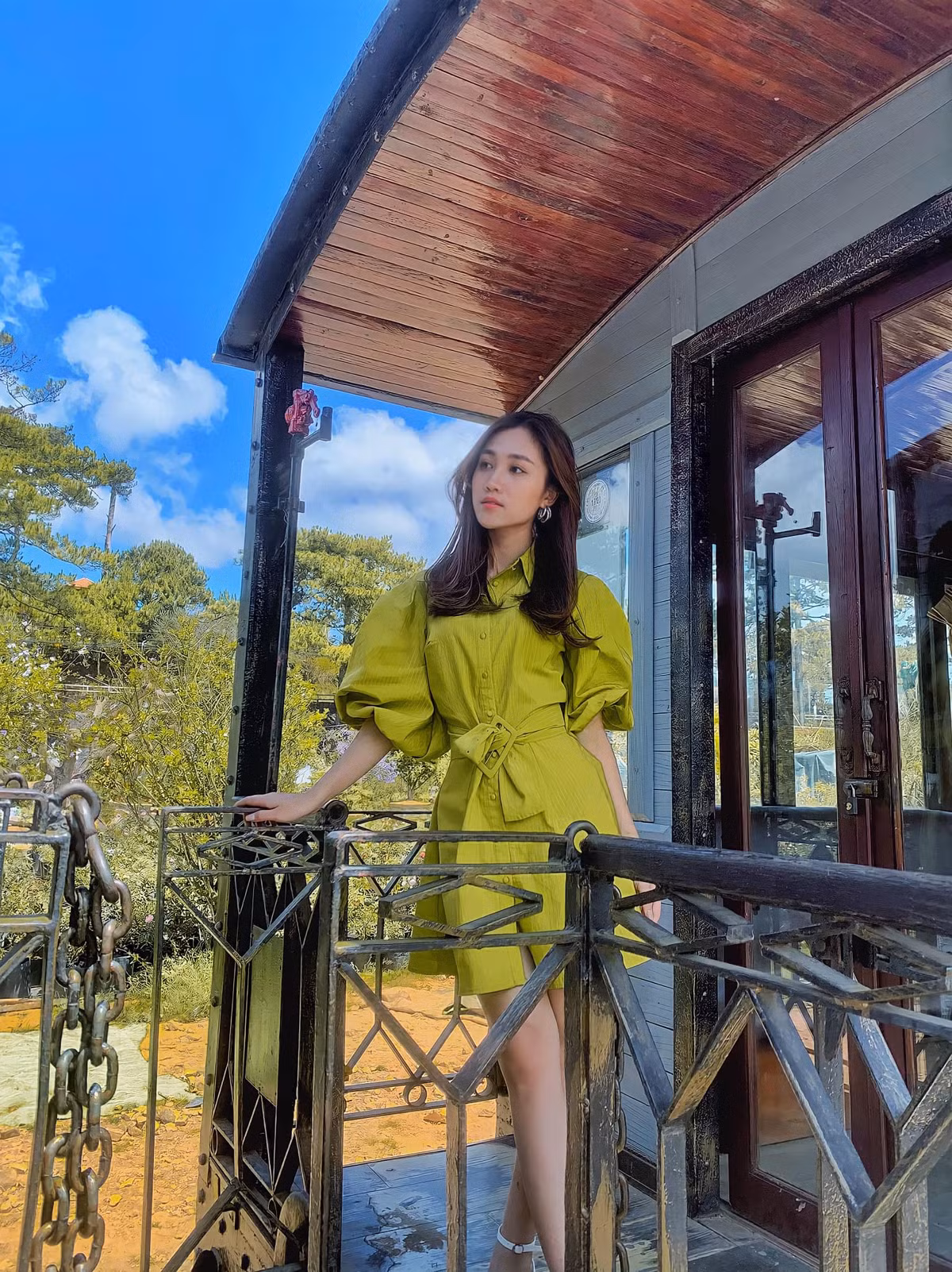 Ngoài nội dung "cực mặn" trên TikTok, netizen còn dành sự quan tâm đặc biệt đến nữ MC Tú Uyên.