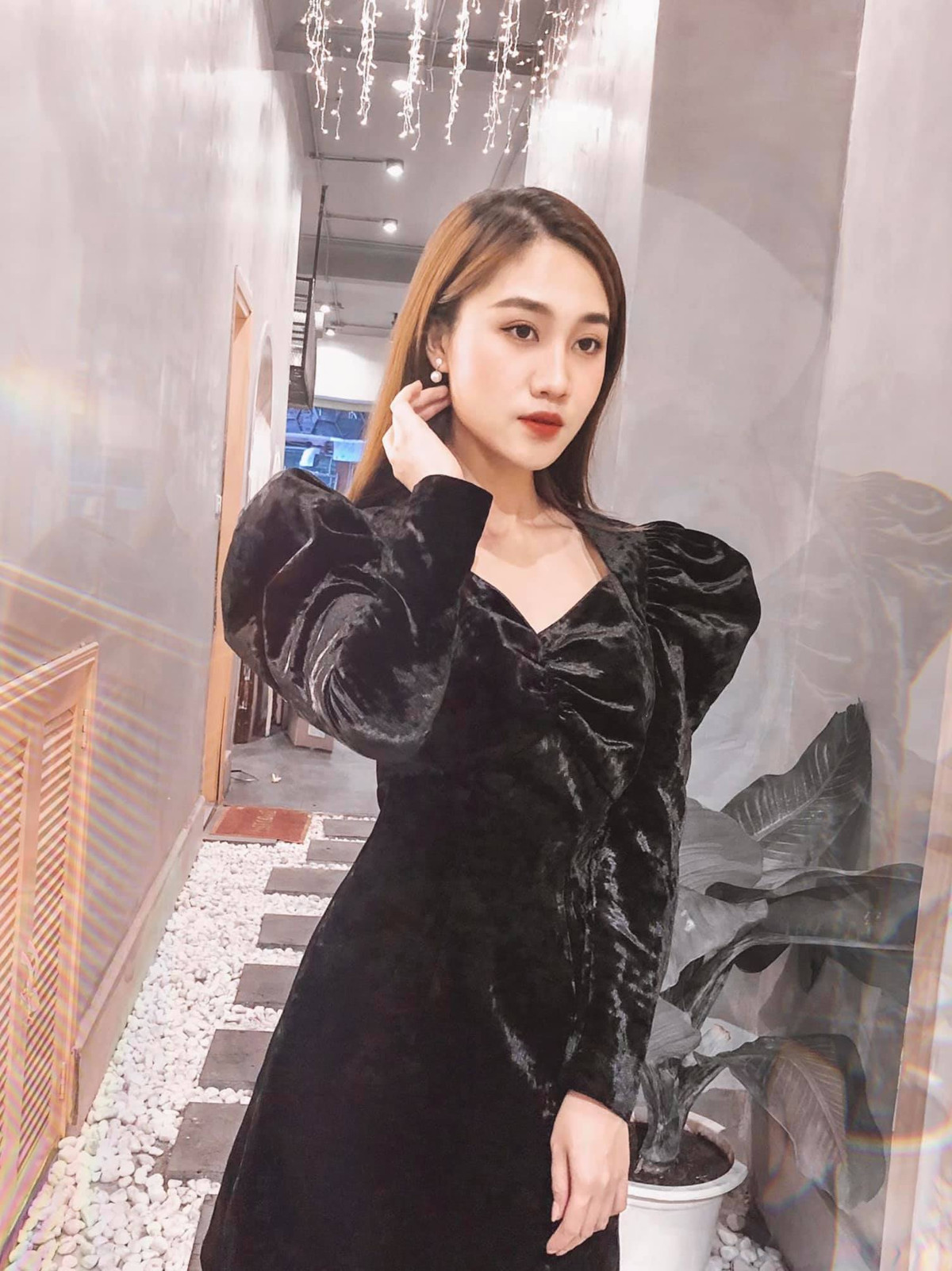 Cô nàng lựa chọn nhiều phong cách cho mỗi lần ra phố, dù là thời trang năng động hay "bánh bèo" Tú Uyên có thể "cân" hết và luôn luôn nổi bật. Ảnh: FBNV