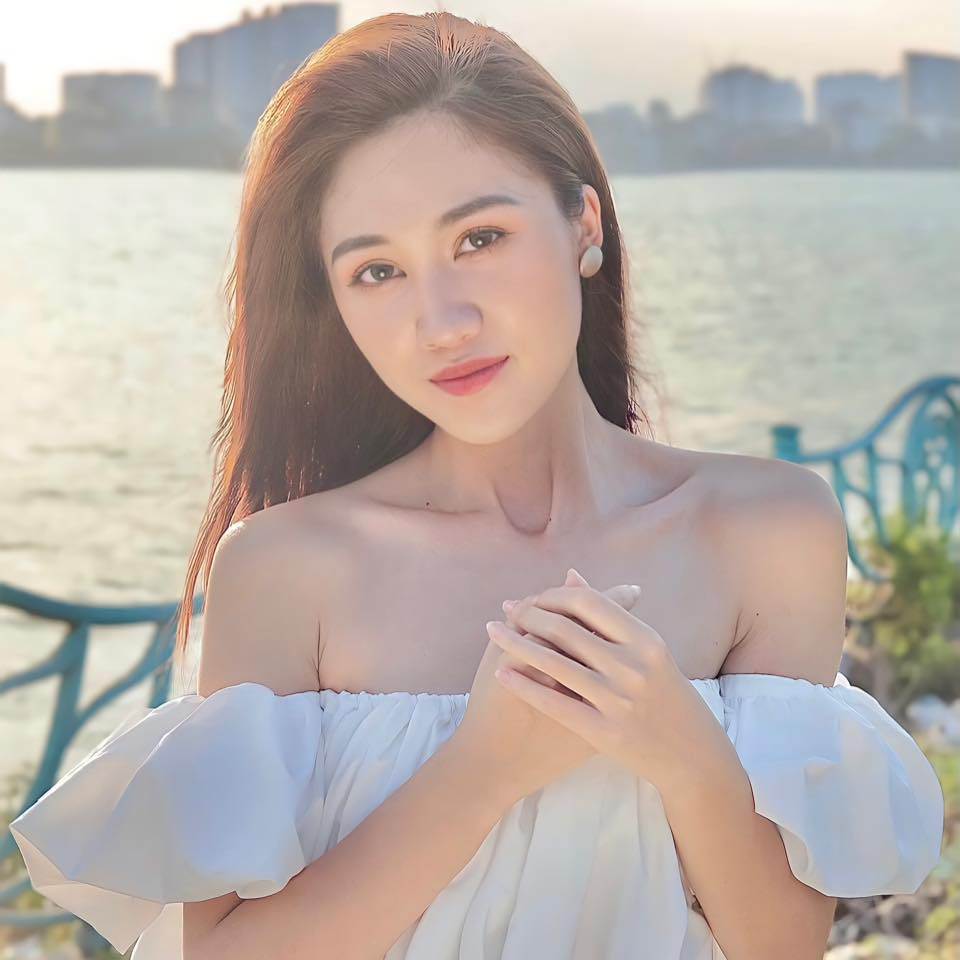 Thân hình mảnh mai, gương mặt thon gọn của nữ MC xinh đẹp này làm cô luôn nổi bật ở mọi góc hình.