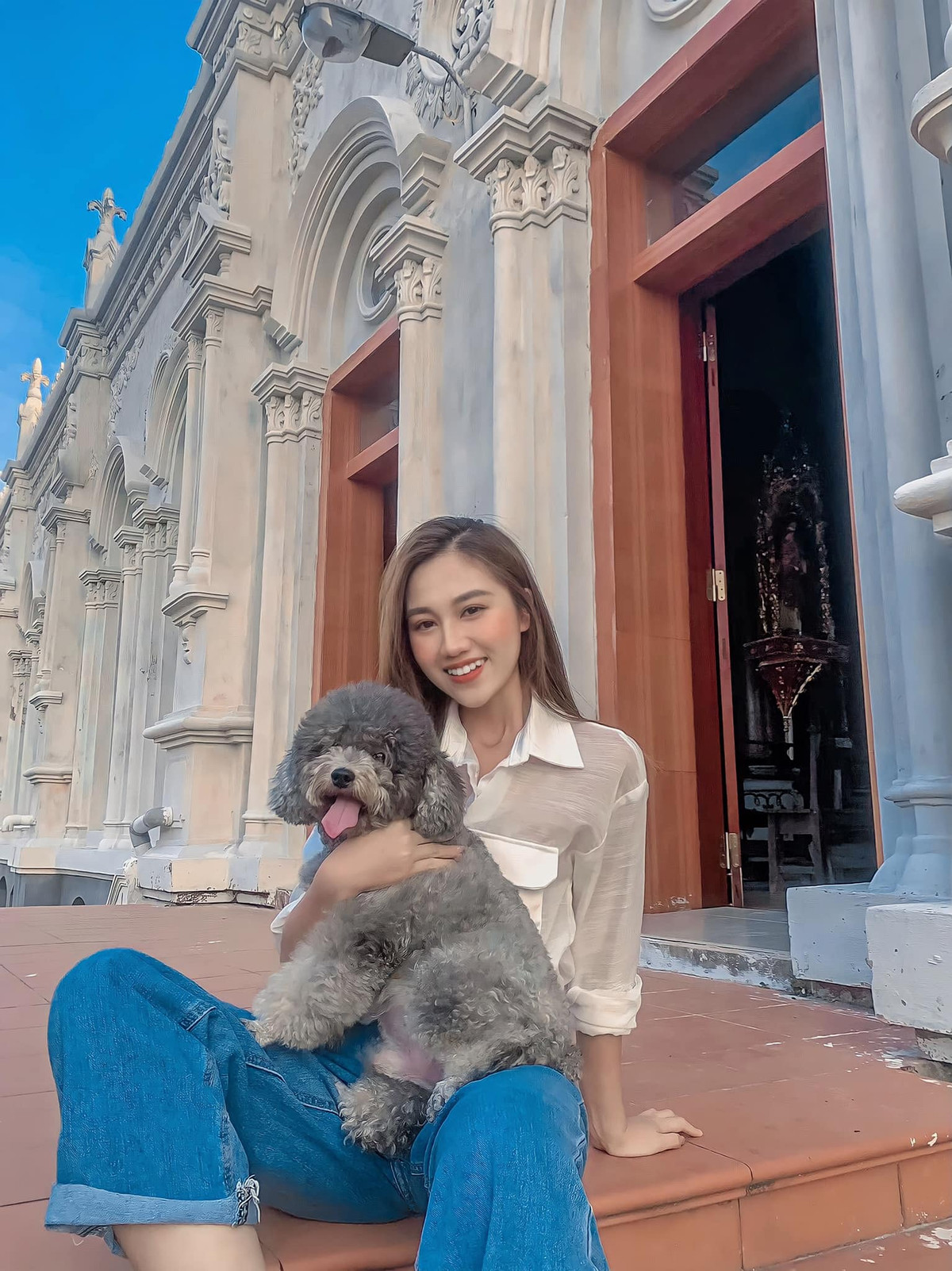 Khoảnh khắc đời thường của nữ MC VTV cũng nổi bật không kém cạnh trên sân khấu.