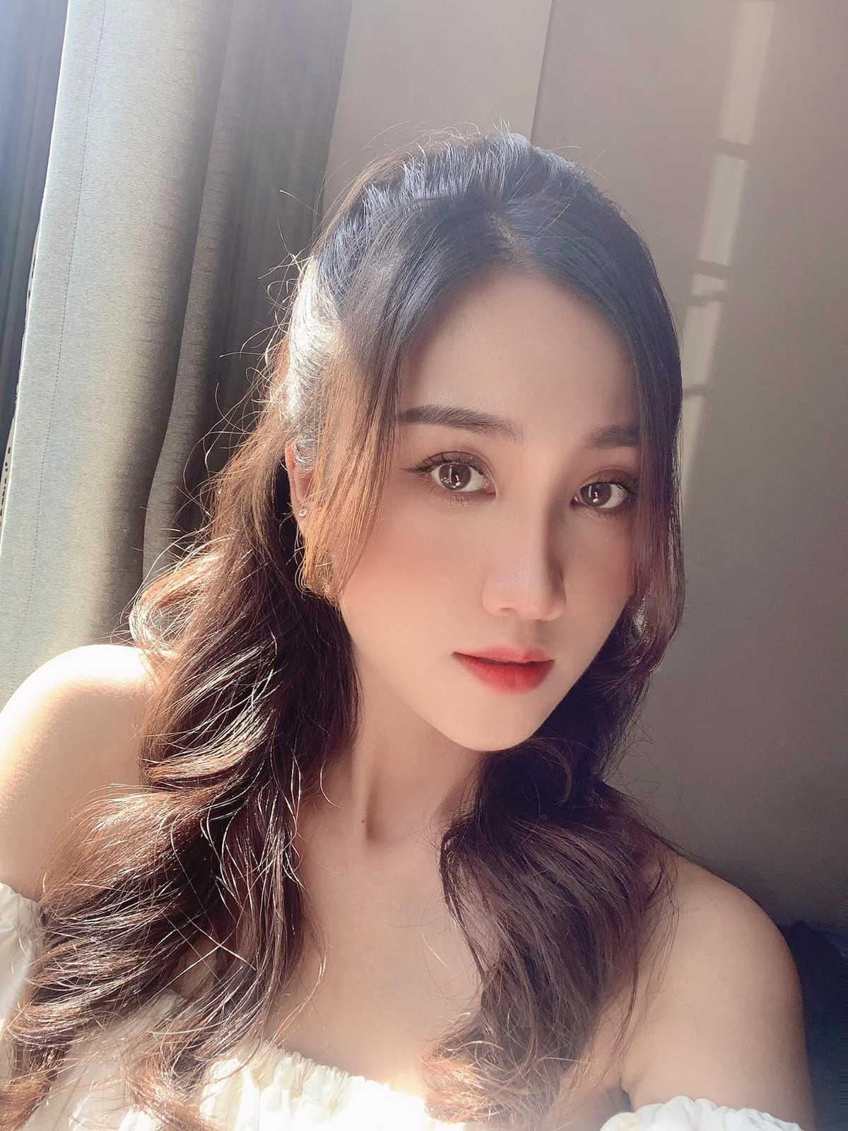 Nữ MC VTV thường đăng tải những khoảnh khắc dẫn chương trình hay đi sự kiện trên trang cá nhân gây chú ý.