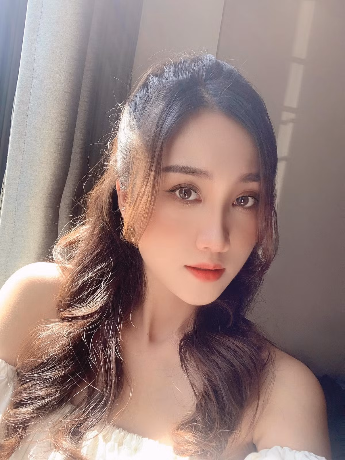 Nữ MC VTV thường đăng tải những khoảnh khắc dẫn chương trình hay đi sự kiện trên trang cá nhân gây chú ý.