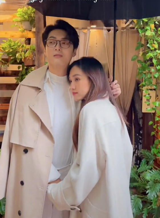 Tú Uyên và Nguyên Lâm đều cố gắng chèn những khoảnh khắc hài hước trong mỗi clip để mang lại tiếng cười cho khán giả.