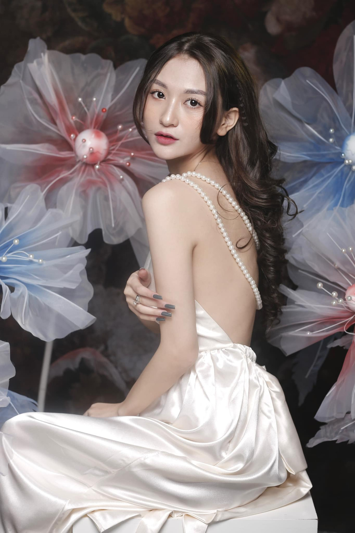 Mới đây, Anh Thư đăng tải loạt hình ảnh gợi cảm trong chiếc váy trắng hở lưng gây chú ý. Hóa nàng thơ dịu dàng e ấp, nàng hot girl nhanh chóng chiếm cảm tình của cư dân mạng.