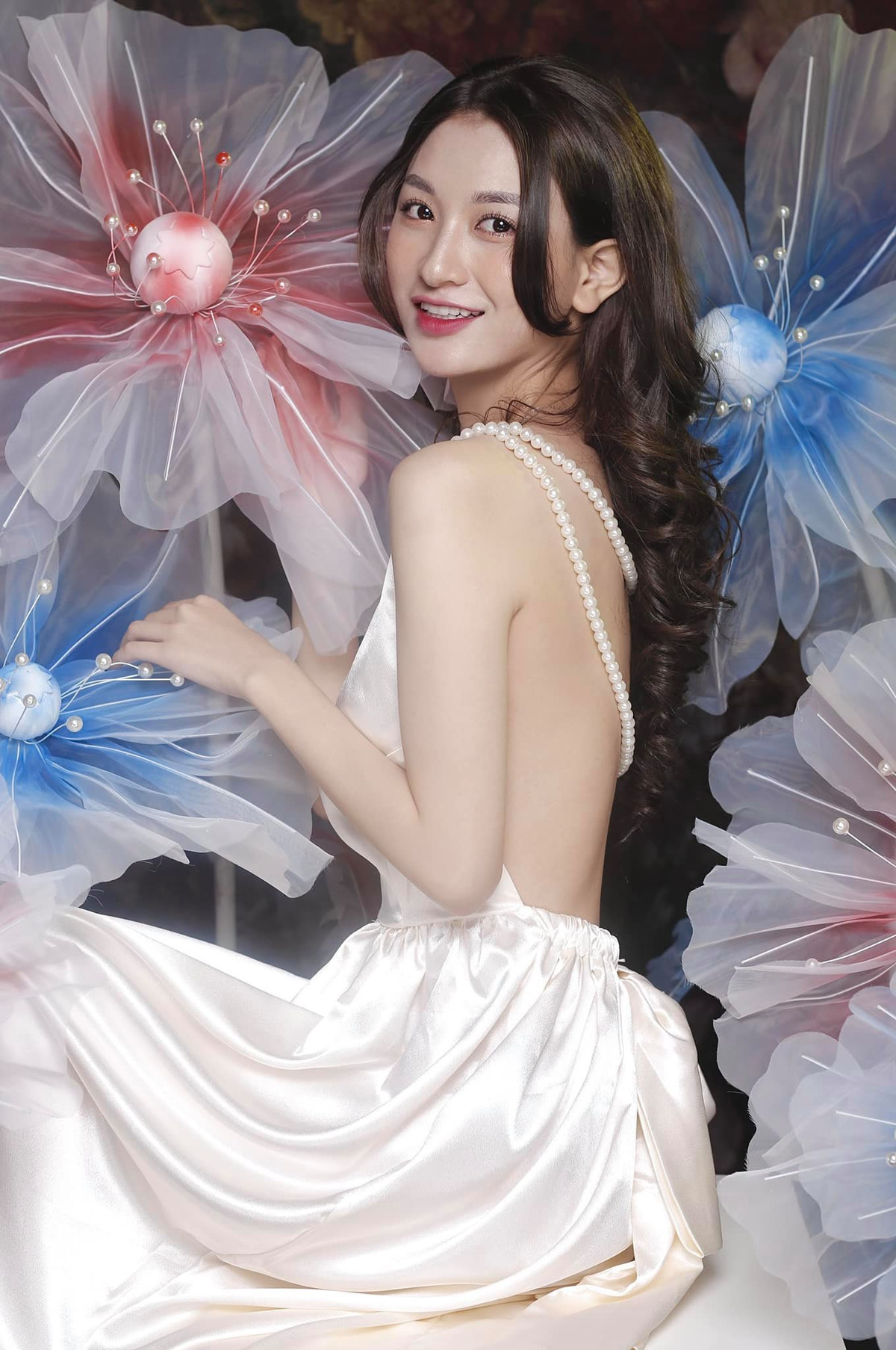 Có thể nói đây là lần hiếm hoi Anh Thư thực hiện bộ ảnh chỉn chu, khoe sắc vóc xinh đẹp vốn có của mình từ sau scandal lộ clip "nóng".