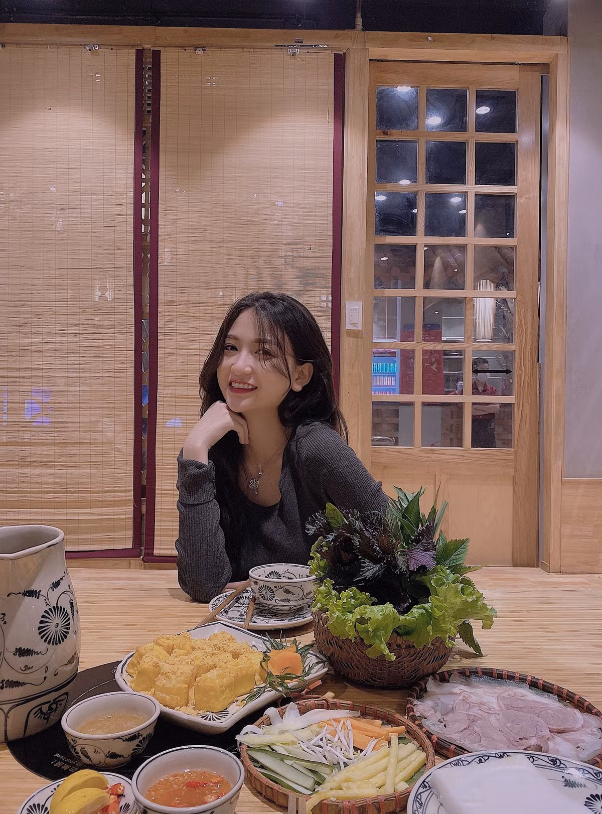 Vũ Thị Anh Thư rất tích cực chia sẻ những hình ảnh trong cuộc sống. Nhiều bức hình gợi cảm được cô đăng tải và nhận về nhiều lời khen.