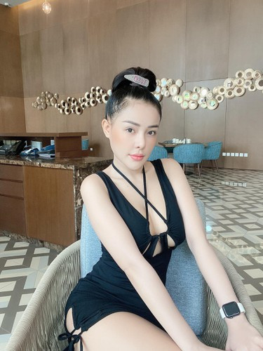Trên trang cá nhân, hot girl Ngân 98 liên tục đăng tải loạt ảnh "thả dáng" trong những chiếc bikini bé xíu, phản cảm và vô tư phô diễn cơ thể.