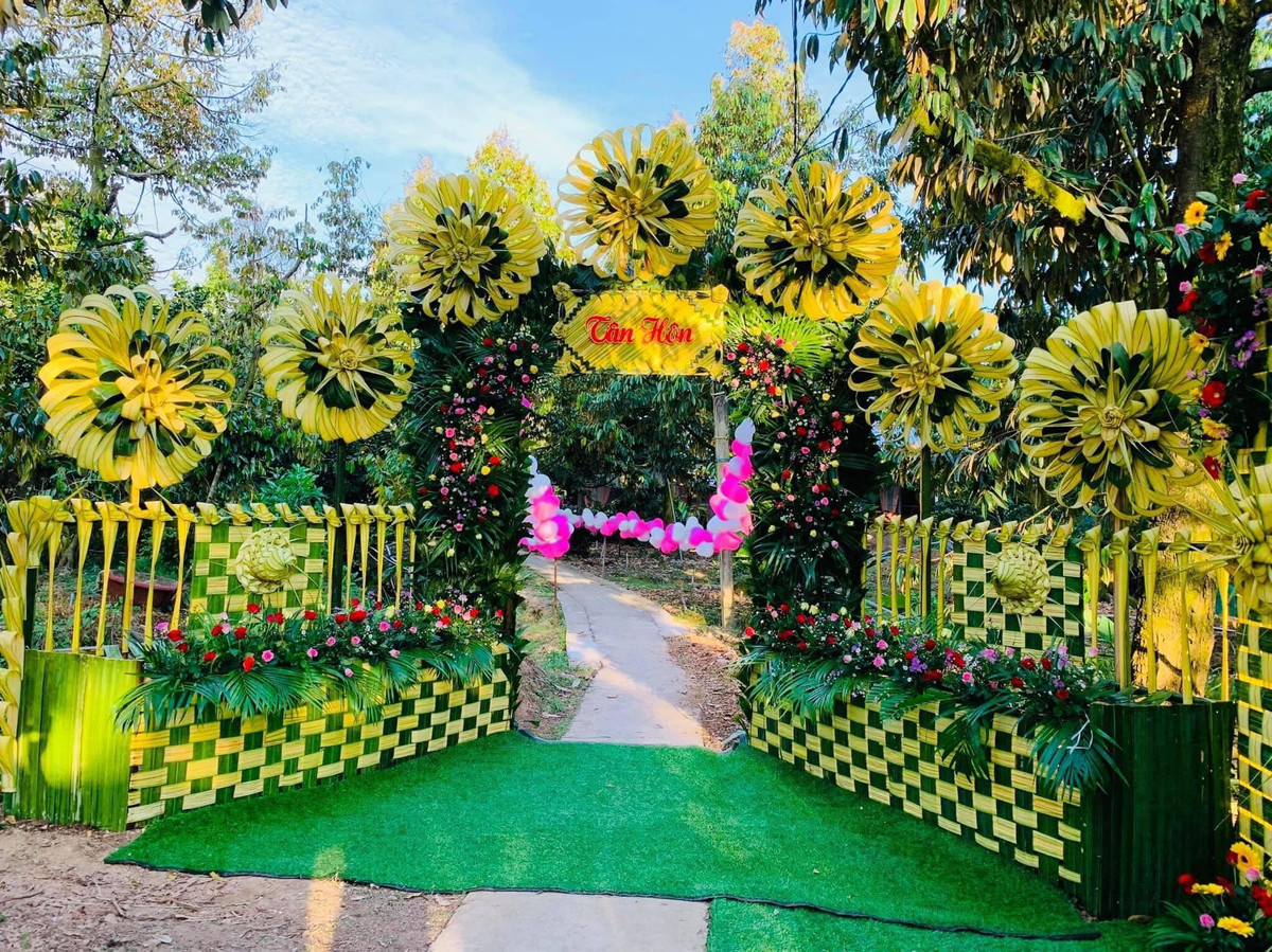 Thay vì kết cổng cưới bằng hoa hay vải lụa, bóng bay như các tỉnh thành miền Bắc. Ở miền Tây họ lại chọn chất liệu là lá dừa, lá cọ để tạo thành chiếc cổng cưới độc đáo, đẹp mắt và ý nghĩa.