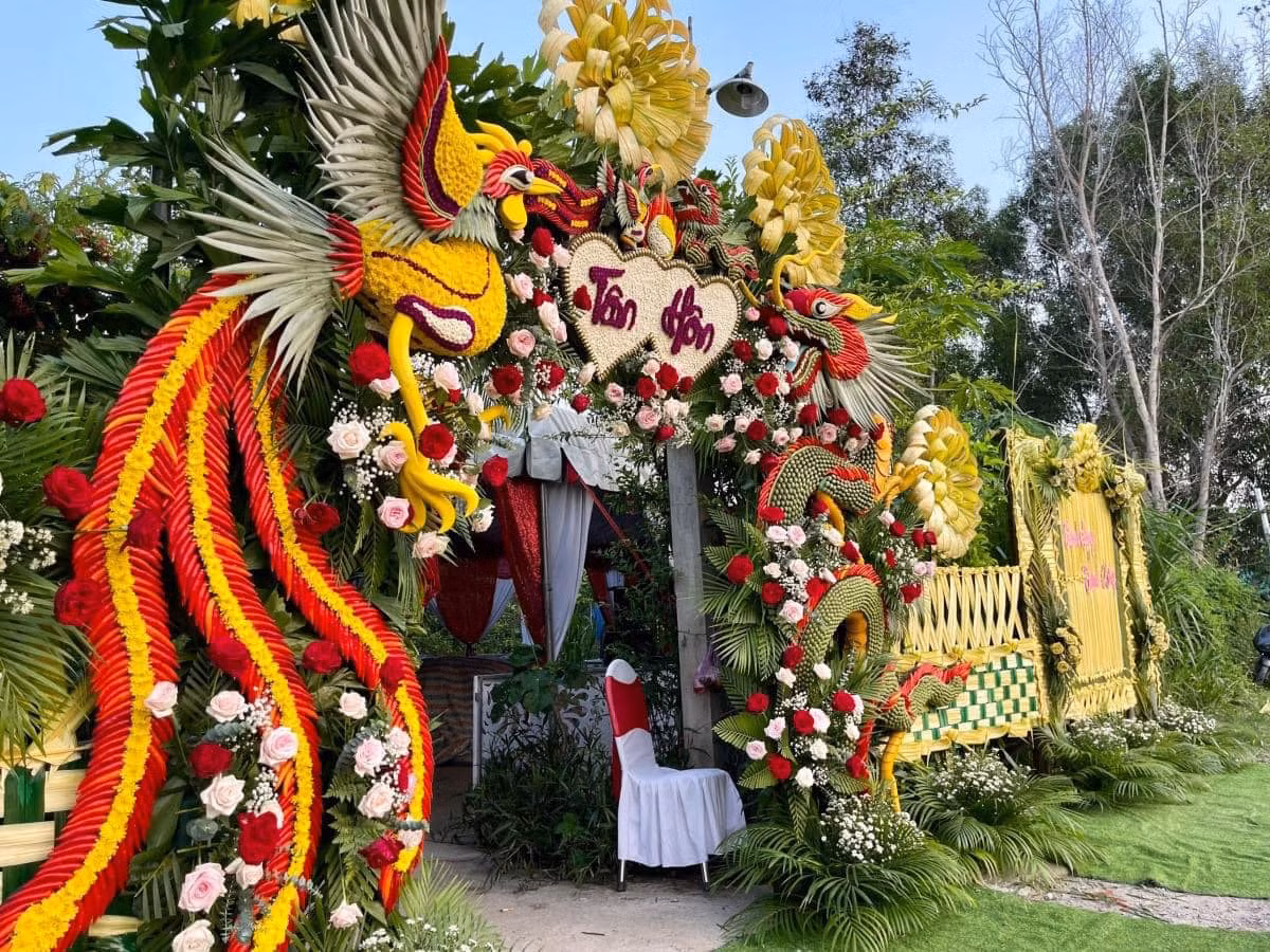 Mới đây, trên MXH netizen đặc biệt thích thú đến loạt hình ảnh về cổng cưới lá dừa, đây là hình ảnh thường thấy ở miền Tây mà không phải nơi nào cũng có được.