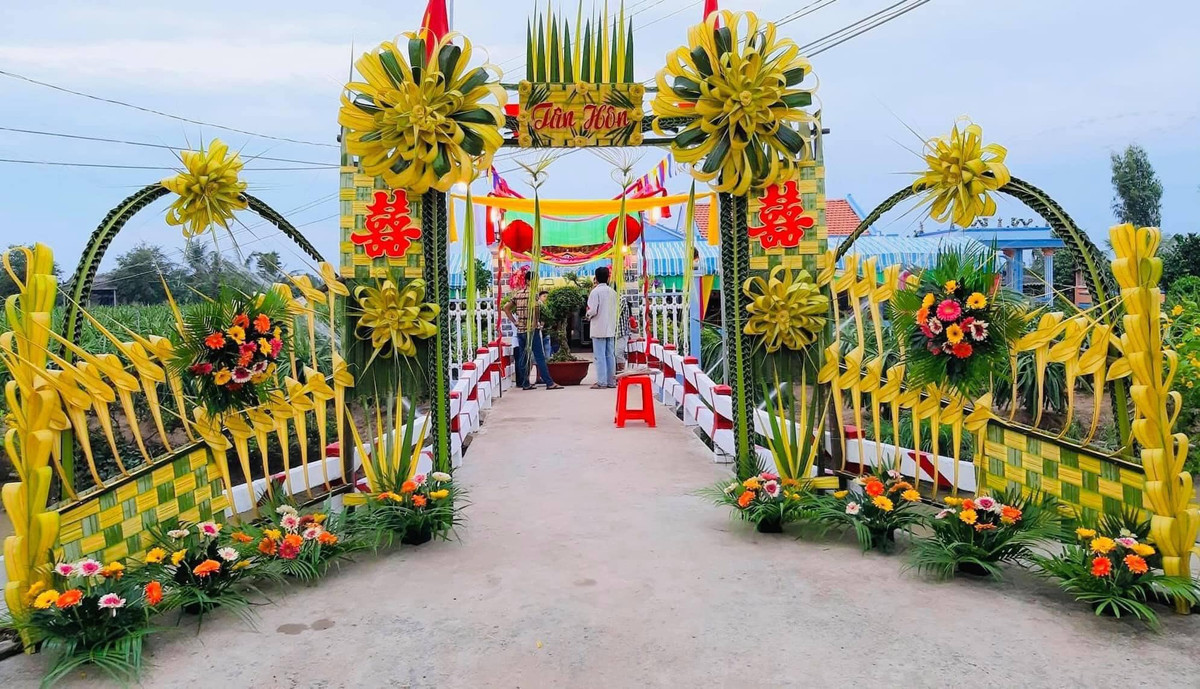 Được biết, giá trị của những chiếc cổng cưới thủ công này cũng không hề rẻ, một bộ cổng kết hình long phụng hoặc hoa lá cầu kỳ có thể lên đến hàng chục triệu đồng.