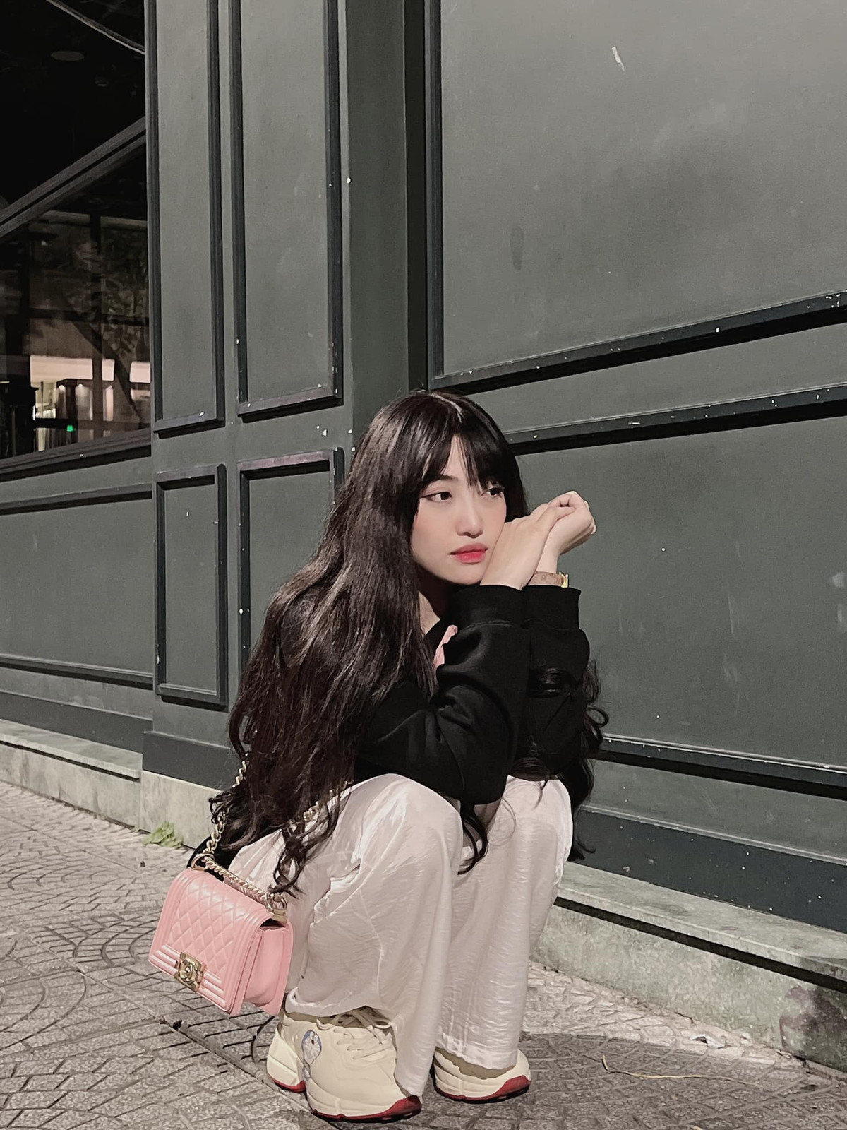 Sau khi vướng nhiều tranh cãi, "chính chủ" Lương Minh Trang ngay lập tức đã đính chính cho biết người đàn ông này là một người bạn thân thiết của cô nàng mà thôi.