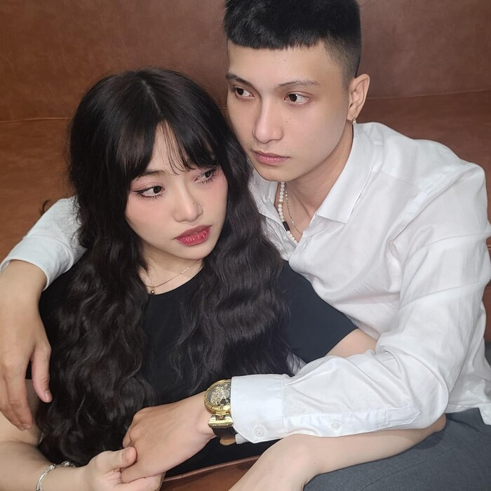 Mới đây, Lương Minh Trang đã khiến cõi mạng xôn xao khi đăng tải bức ảnh ngồi trong lòng, ôm ấp người đàn ông lạ. Hình ảnh khiến nhiều người đồn đoán phải chăng nữ ca sĩ đã tìm được "hạnh phúc mới" sau cuộc hôn nhân đổ vỡ.