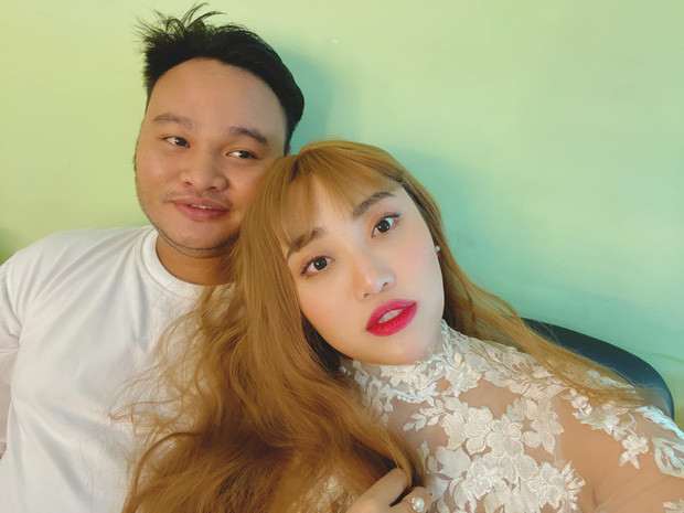 Dù đã ly hôn nhưng mối tình của Lương Minh Trang và Vinh Râu vẫn làm cư dân mạng bận tâm. Nữ ca sĩ cho biết lý do cả hai "đường ai nấy đi" là vì hết duyên, đồng thời mong mọi người tôn trọng quyết định này.