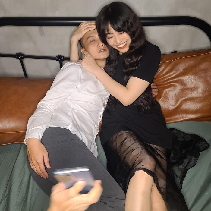 Việc ôm ấp người đàn ông khác ngay sau ly hôn của Lương Minh Trang cũng nhận về không ít chỉ trích, bên cạnh đó cũng có người bênh vực cô nàng: "Người ta li dị rồi hạnh phúc không được sao?", "Li dị không cho người ta tìm hạnh phúc mới sao",...