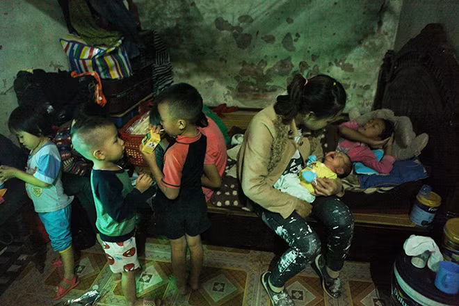 Sau một ngày lao động vất vả, về nhà chị Hồng lại quay cuồng với việc chăm con.